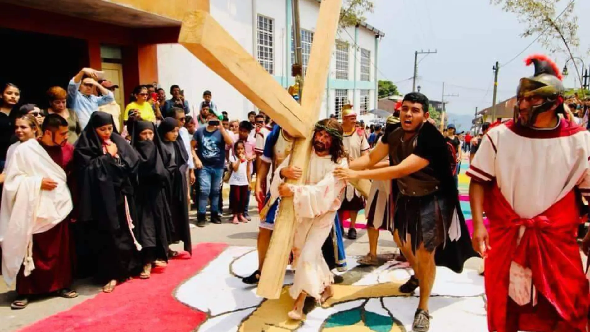 Jesús cargando la Cruz